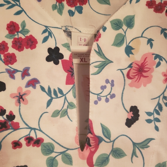 NWOT Scrub Top - Picture 2 of 2